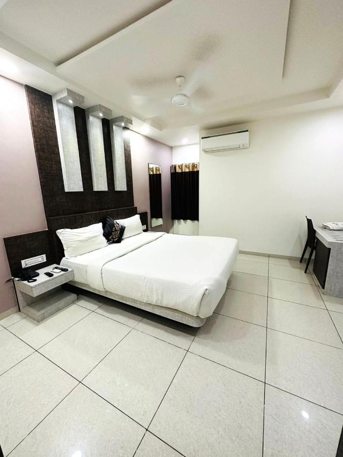 The Sky Comfort Hotel Parth Inn Dwārka Екстериор снимка